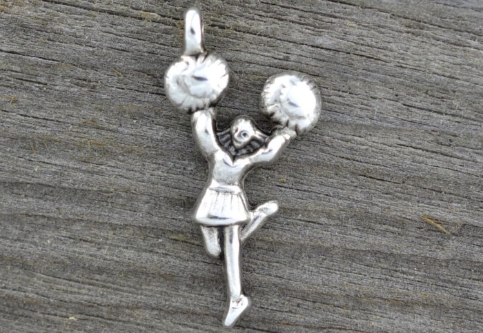 307174 Zawieszka mała cheerleaderka w kolorze srebra 2szt
