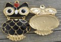 20824 Zawieszka duża sówka emaliowana czarna z wykończeniem w kolorze złotym