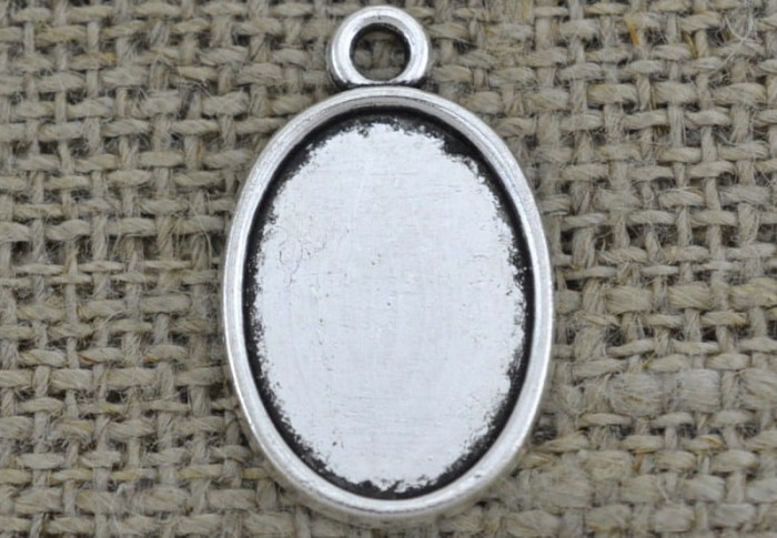 30126 Klasyczna baza medalionu w kolorze srebrnym na kaboszon 18*13mm