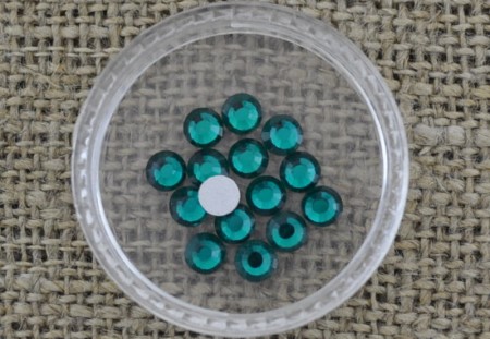 [550184] Kaboszon cyrkonia 4mm morska 15szt