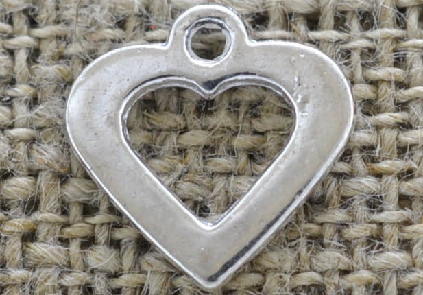 307261 Zawieszka mała obwódka serca w kolorze srebrnym 2szt