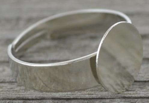 50315 Klasyczna baza pierścionka w kolorze srebra na kaboszon 10mm