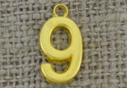 Zawieszka mała cyferka "9" kolor złota