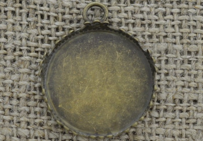 [101104] Ozdobna baza medalionu w kolorze brązu na kaboszon 20mm