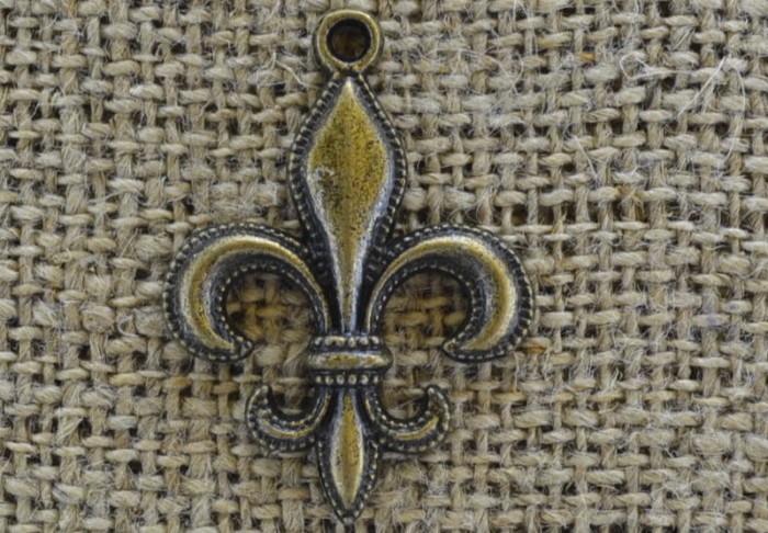 107279 Zawieszka mała De Lis w kolorze brązu 2szt