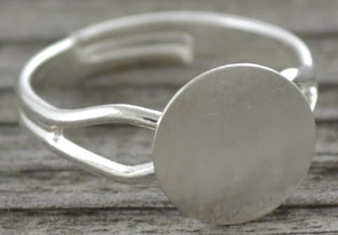 50311 Klasyczna baza pierścionka w kolorze srebra na kaboszon 10mm 