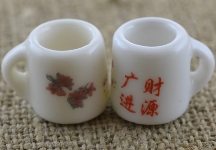 61483 Miniaturowy kubek ceramiczny kwiatki różowe