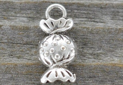 307336 Zawieszka mała cukierek w kolorze srebra 3szt