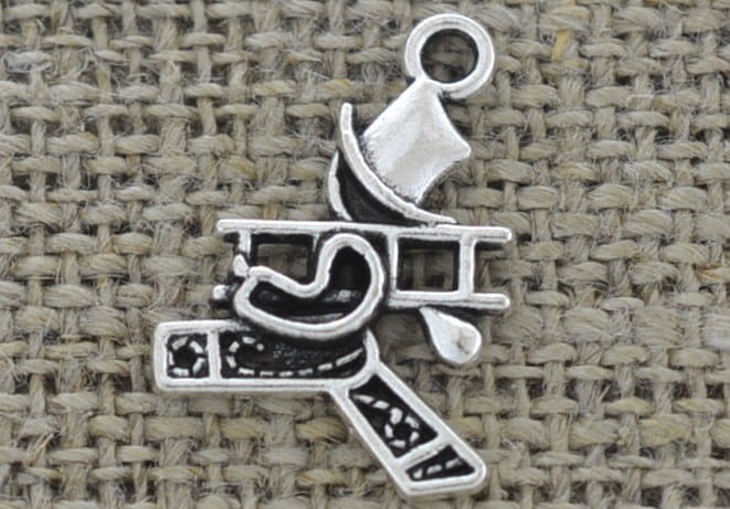 [307270] Zawieszka mała kominiarz w kolorze srebrnym