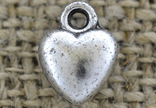60703 Zawieszka akrylowa mała serduszko w kolorze srebrnym 10*8mm