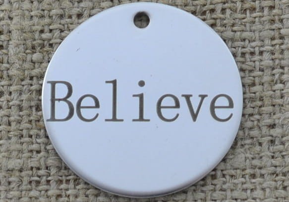 Zawieszka moneta ze stali nierdzewnej "Believe" kolor srebrny