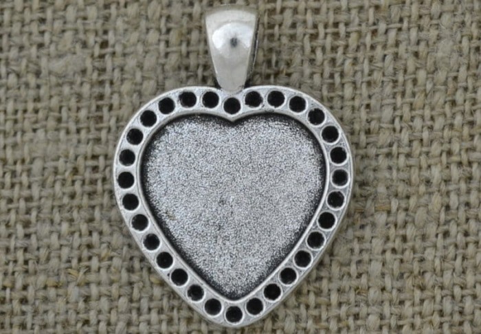 Baza medalionu serce w kolorze srebra na kaboszon 20*20mm