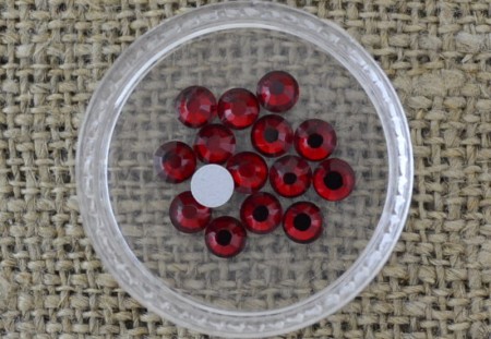 [550182] Kaboszon cyrkonia 4mm czerwona 15szt