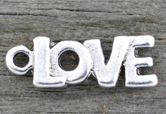 307169 Zawieszka mała LOVE w kolorze srebra 3szt