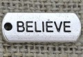 30757 Zawieszka mała z napisem BELIEVE w kolorze srebrnym
