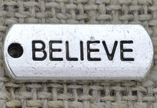 30757 Zawieszka mała z napisem BELIEVE w kolorze srebrnym
