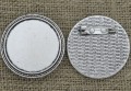  50219 Ozdobna baza broszki w kolorze srebrnym na kaboszon 30mm