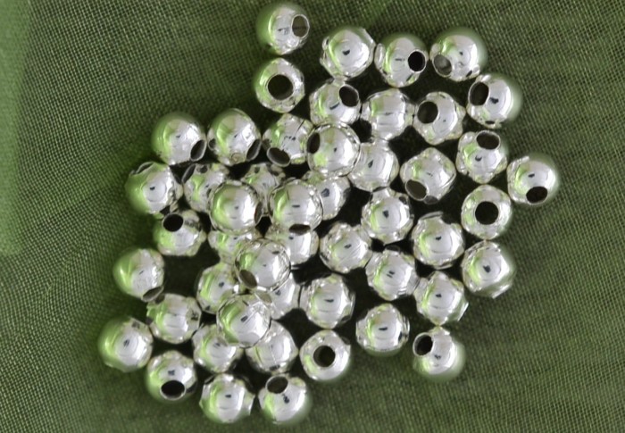  {57138} Kuleczka klasyczna 4mm w kolorze srebra 50szt