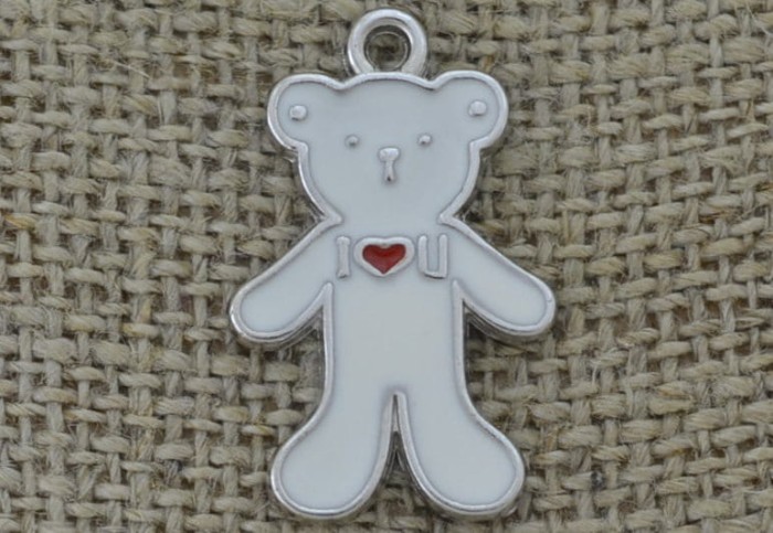 Zawieszka emaliowana miś w kolorze białym