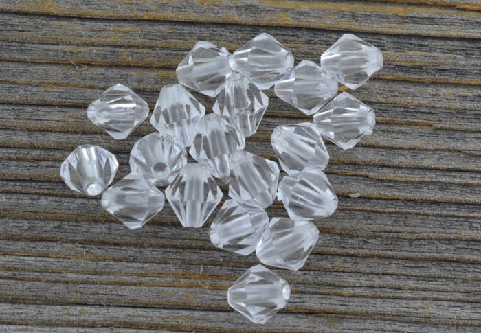 702332 Koraliki akrylowe kryształki bicone przeźroczyste 50szt