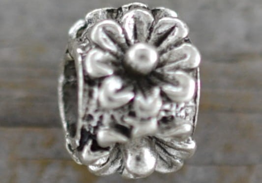 312115 Koralik modułowy rzeźbiony w kwiaty w kolorze starego srebra