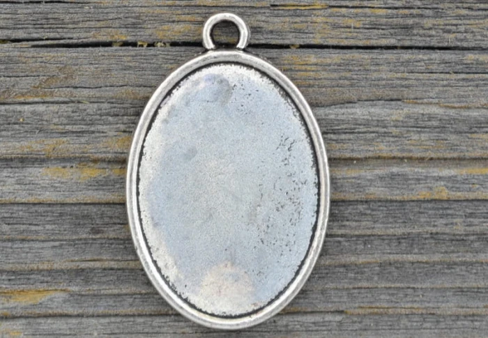 50110 Klasyczna baza medalionu w kolorze starego srebra na kaboszon 27*19mm