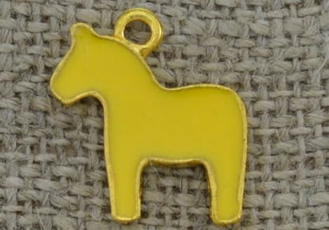 Zawieszka emaliowana konik w kolorze żółtym