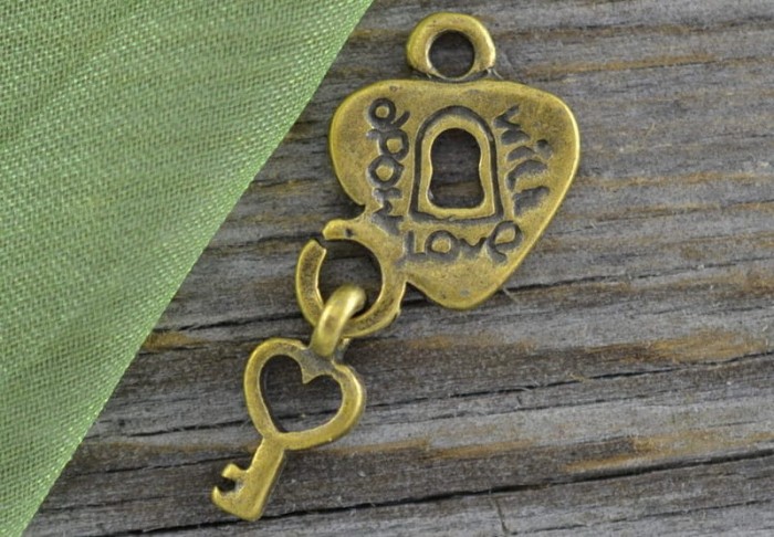 107198 Zawieszka mała serce z kluczykiem made with love w kolorze brązu 2szt