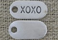 30744 Zawieszka mała z napisem xoxo w kolorze srebrnym
