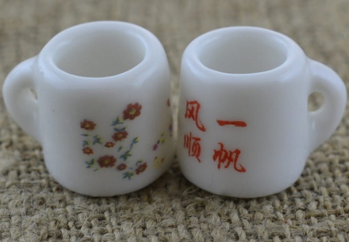 61459 Miniaturowy kubek ceramiczny kwiatki czerwone