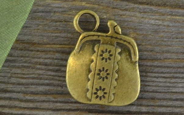 107100 Zawieszka mała portmonetka w kolorze brązu