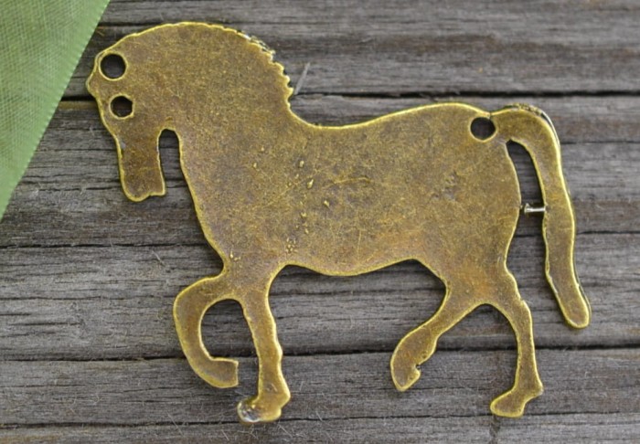 {10864} Zawieszka duża lekka koń w kolorze brązu 2szt