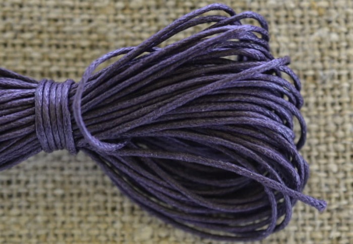 71784 Sznurek woskowany śliwkowy 1mm 7 metrów