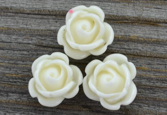 802299 Kaboszon kwiatowy różyczka 10mm biała