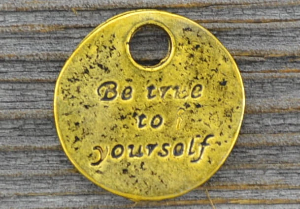 20726 Zawieszka mała moneta BE TRUE TO YOURSELF w kolorze złotym 2szt