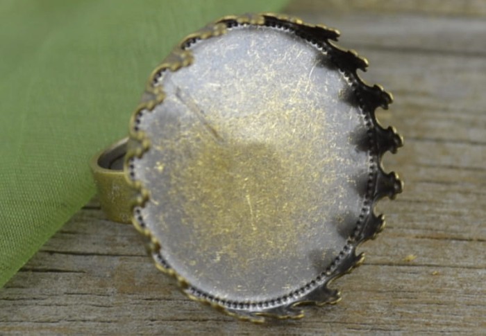 10339 Ozdobna baza pierścionka w kolorze brązu na kaboszon 25mm