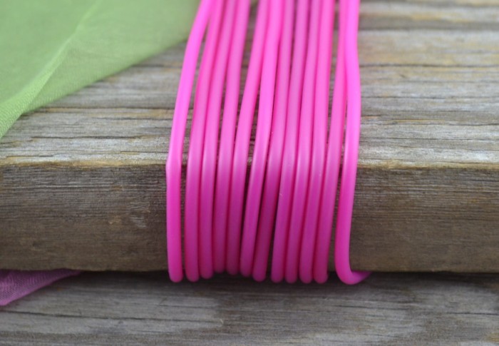 73731 Rzemień syntetyczny okrągły 2mm neonowy róż 2m