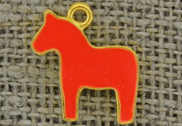 70722 Zawieszka emaliowana konik w kolorze czerwonym