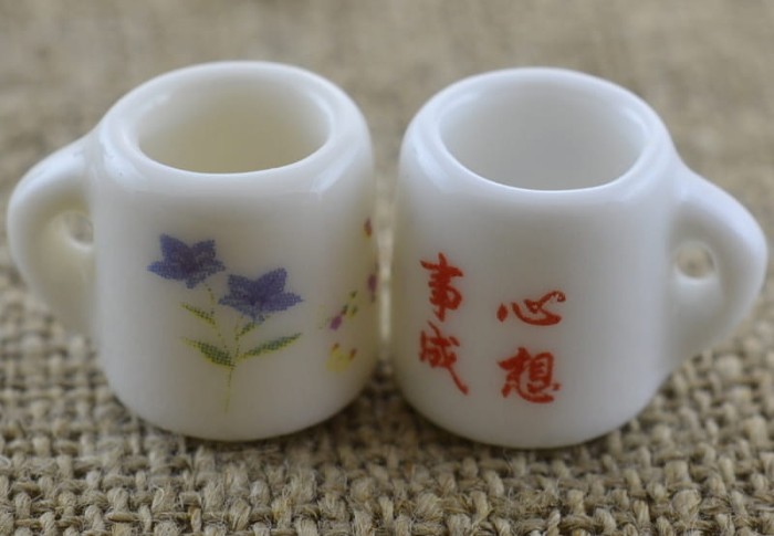 61470 Miniaturowy kubek ceramiczny kwiatki niebieskie