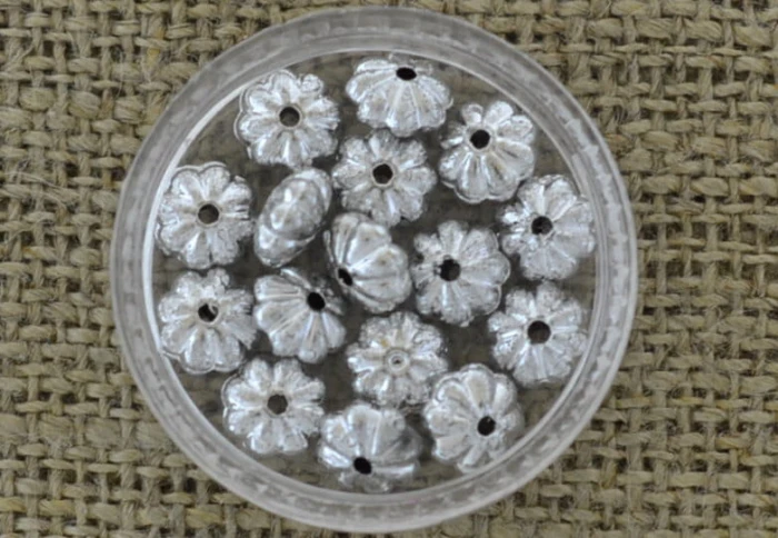 702543 Koralik akrylowy kwiatuszek w kolorze srebrnym 50szt