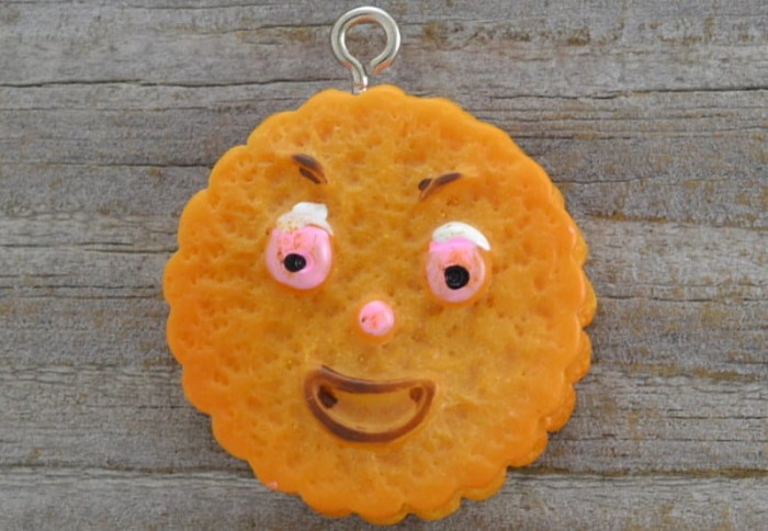 00808 Zawieszka ciastko duże z żywicy biszkoptowe