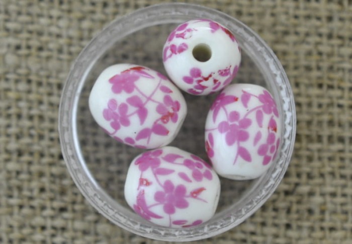 76051119 Koralik porcelanowy z różowym nadrukiem beczka 12*10mm