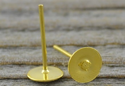40401 Klasyczna baza kolczyka wkrętka w kolorze złota na kaboszon 6mm