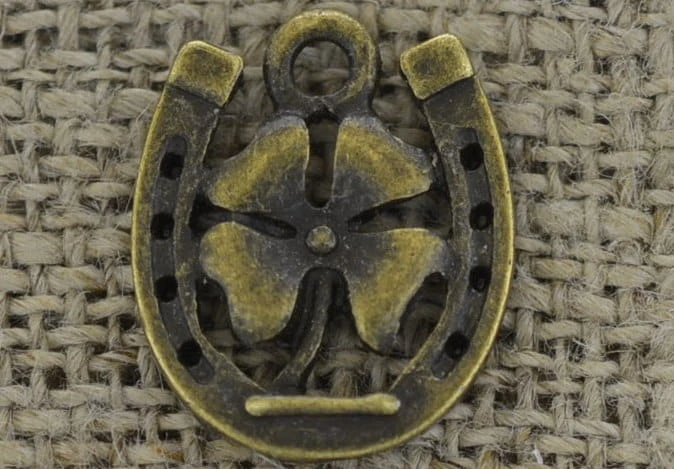 [107168] Zawieszka mała koniczynka w podkowie w kolorze brązu