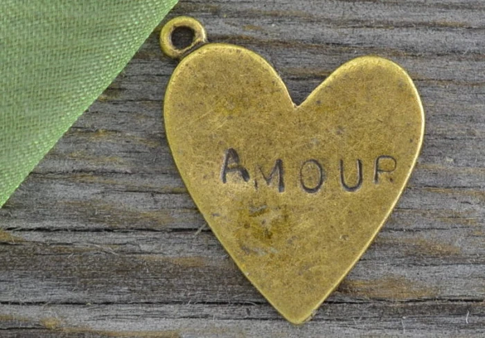 107213 Zawieszka mała serduszko AMOUR w kolorze brązu 3szt