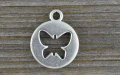 30717 Zawieszka mała moneta z wyciętym motylkiem w kolorze srebra 2 szt