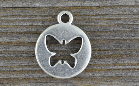 [30717] Zawieszka moneta motylkiem kolor srebrny
