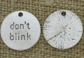 Zawieszka mała moneta "don't blink" kolor srebrny