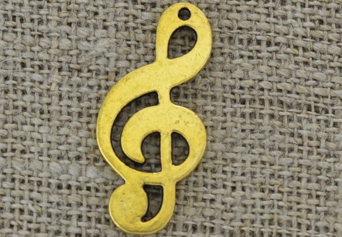 20791 Zawieszka mała klucz wiolinowy w kolorze złotym