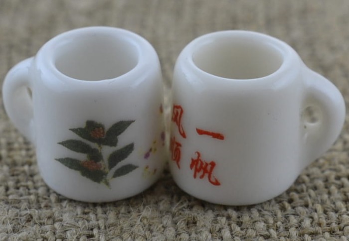 61456 Miniaturowy kubek ceramiczny gałązka zielona